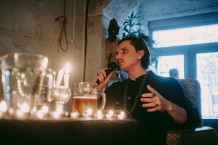 Vrážela do židlí. Duchařské povídky a gotika