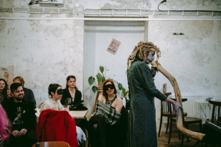 Vrážela do židlí. Duchařské povídky a gotika