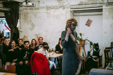 Vrážela do židlí. Duchařské povídky a gotika