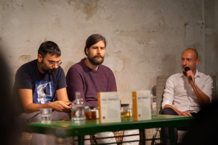 Debata o knize Nad propastí