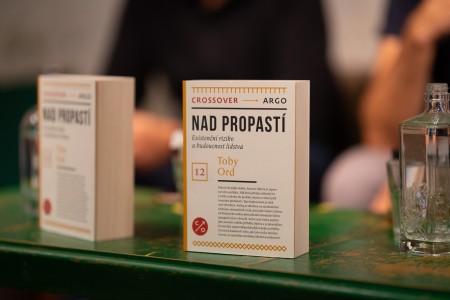 Debata o knize Nad propastí