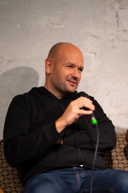 Debata o knize Nad propastí