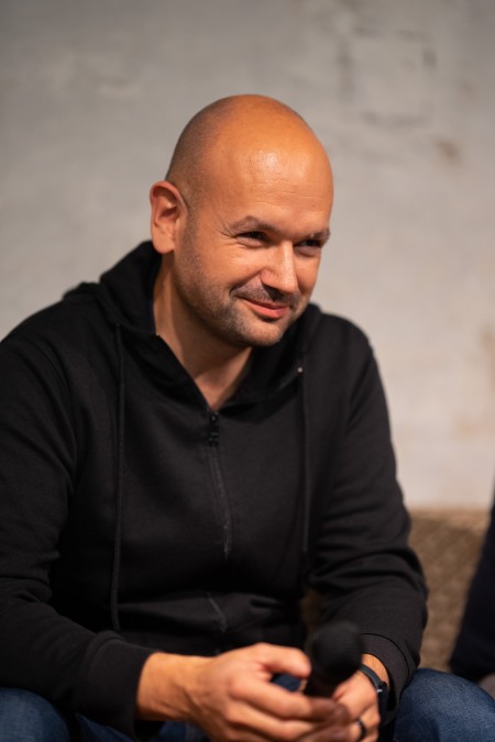 Debata o knize Nad propastí