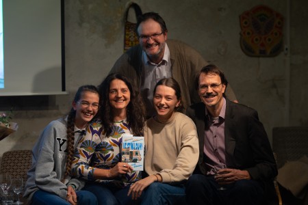 Uvedení knihy Marcely Müllerové: Ve stínu duhy