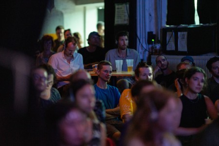HYB4 Čítárna: Reporter Slam RefuFest