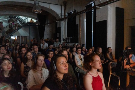 HYB4 Čítárna: Reporter Slam RefuFest