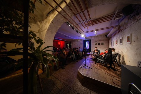 HYB4 Čítárna: Mezi poezií a poezií: od slamových exhibic k vlastní sbírce