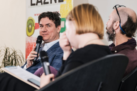 Diskuse s (šéf)redaktory tří literárních časopisů – Host, Tvar a Revue Prostor na Knižních lázních Brno 2026