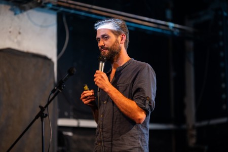 HYB4 Čítárna: Reporter Slam RefuFest