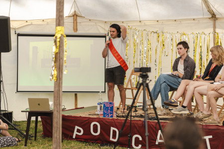 Revue Prostor Live na Povalči