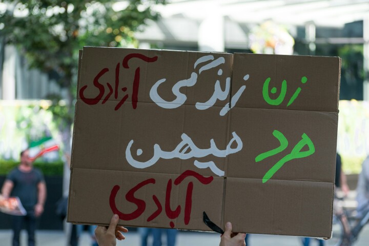 Protesty Mahsa Amini ve Vancouveru v říjnu 2022. Foto credit: Albert Stoynov, Unsplash
