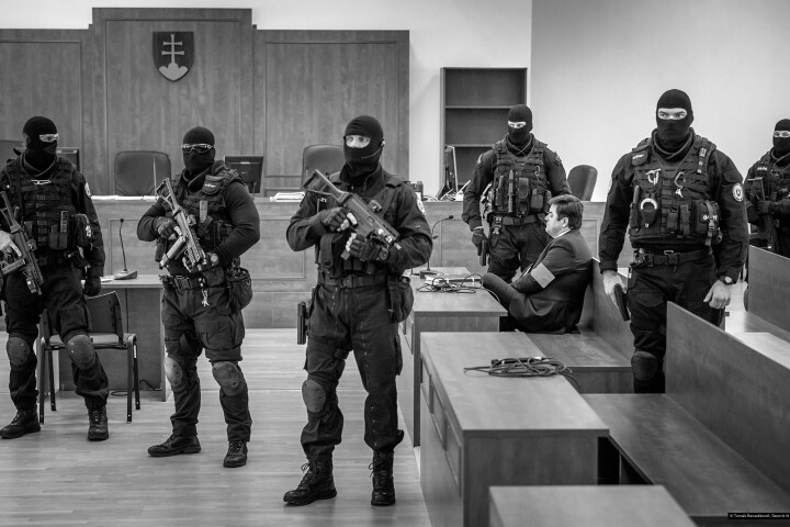 Marian Kočner obklopený zakuklenci u specializovaného soudu v Pezinku. Foto: Tomáš Benedikovič.